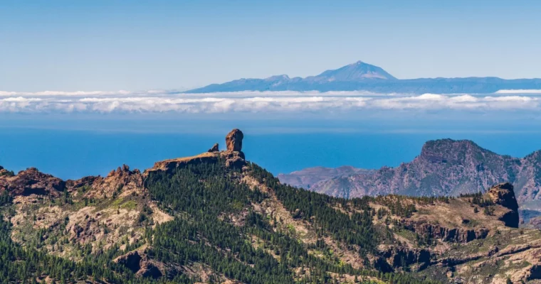 Descubre la majestuosidad de Roque Nublo en Canarias: Historia, Información y Rutas de Senderismo